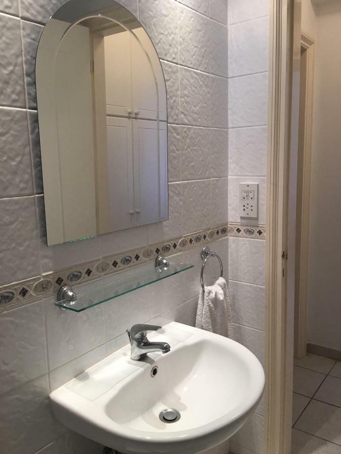 Limnaria Gardens - Modern 1 Bed, Walk To Beach & Shops Пафос Екстер'єр фото